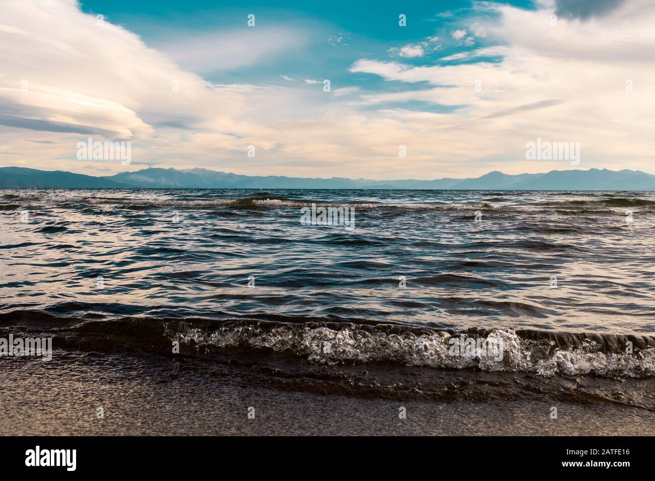 Dettaglio delle piccole onde sulla riva del lago Tahoe Foto Stock