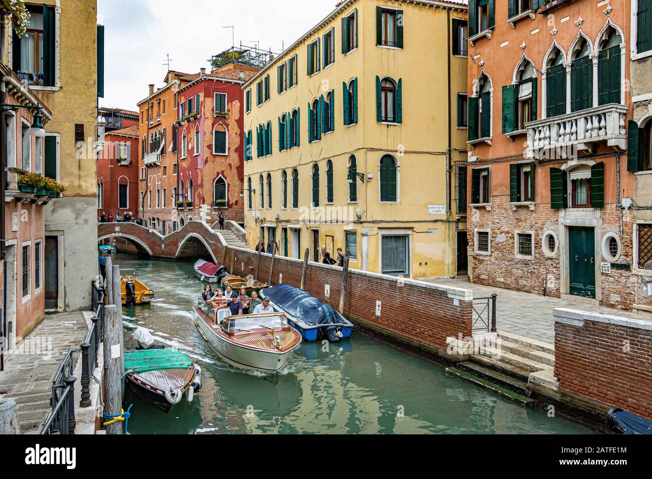 Un taxi d'acqua lo rende lungo il canale Rio del mondo Novo, Venezia, Italia Foto Stock