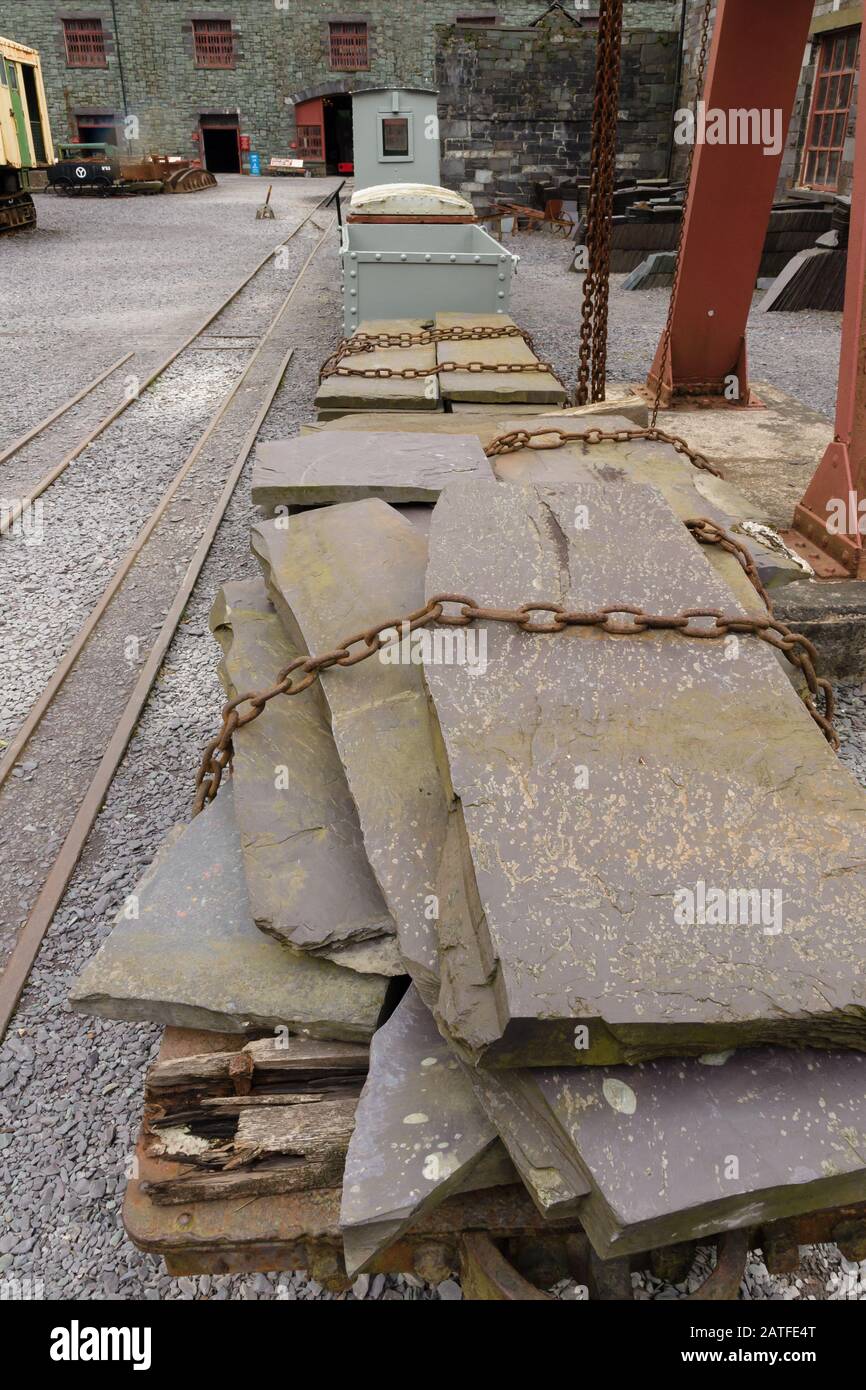 Carri di ardesia con grandi blocchi di ardesia non lavorata al National Slate Museum di Llanberis Wales Foto Stock