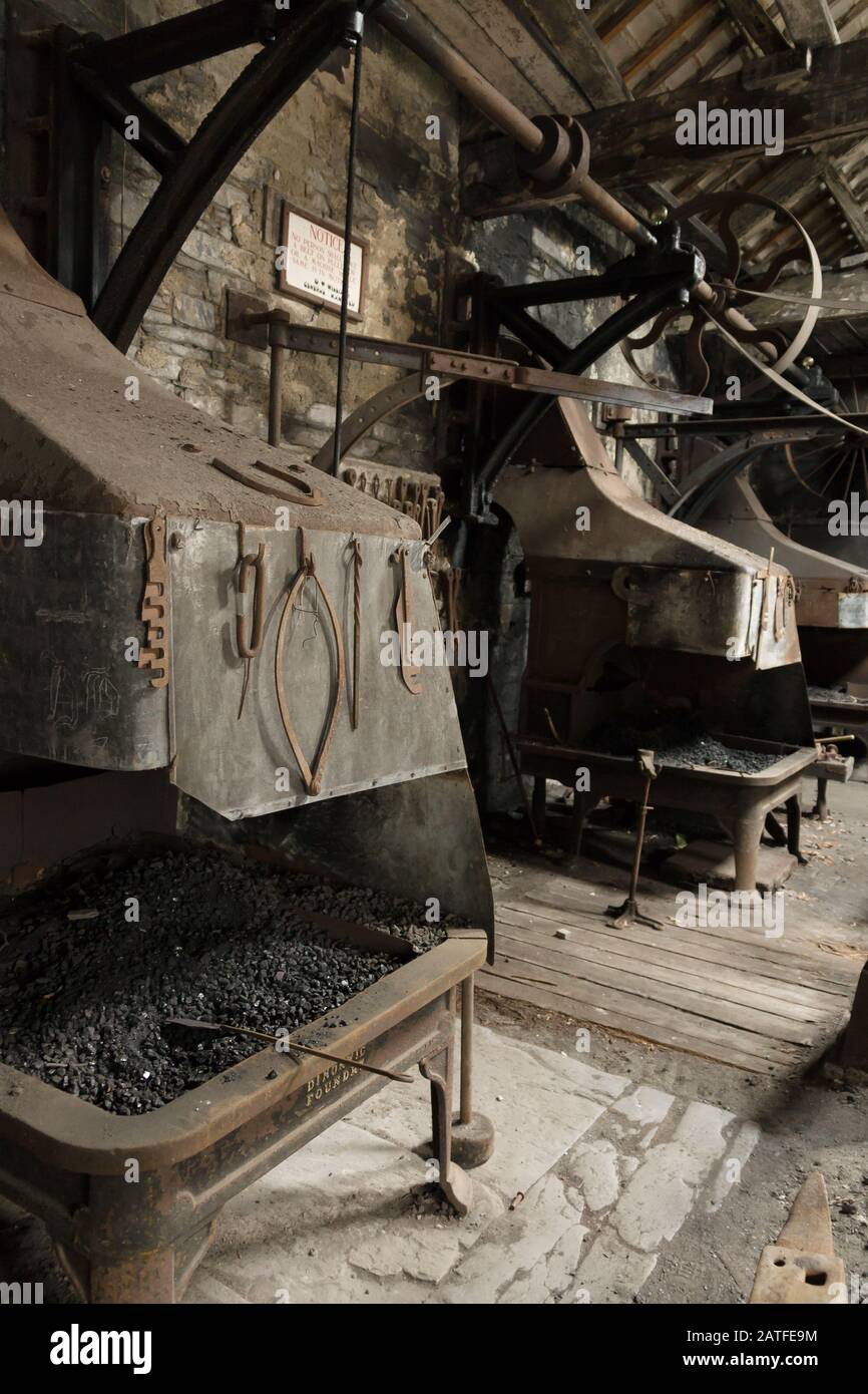 Le fucine e gli utensili del fabbro presso le ex officine della cava Dinorwic nel Galles di Llanberis Foto Stock