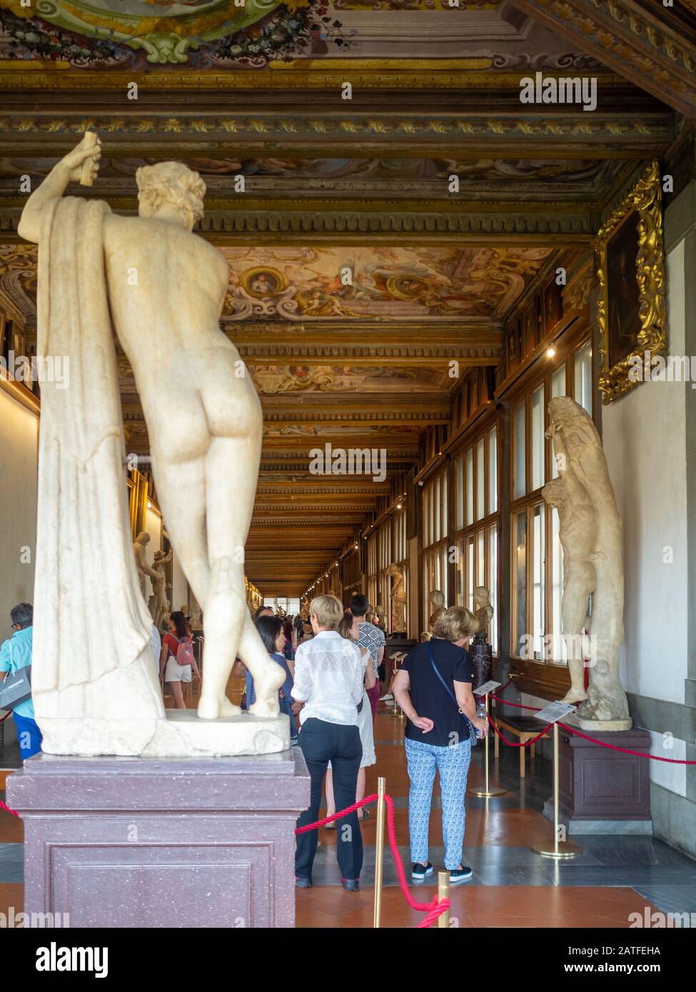 I visitatori ammirano le opere d'arte presso la Galleria degli Uffizi Foto Stock