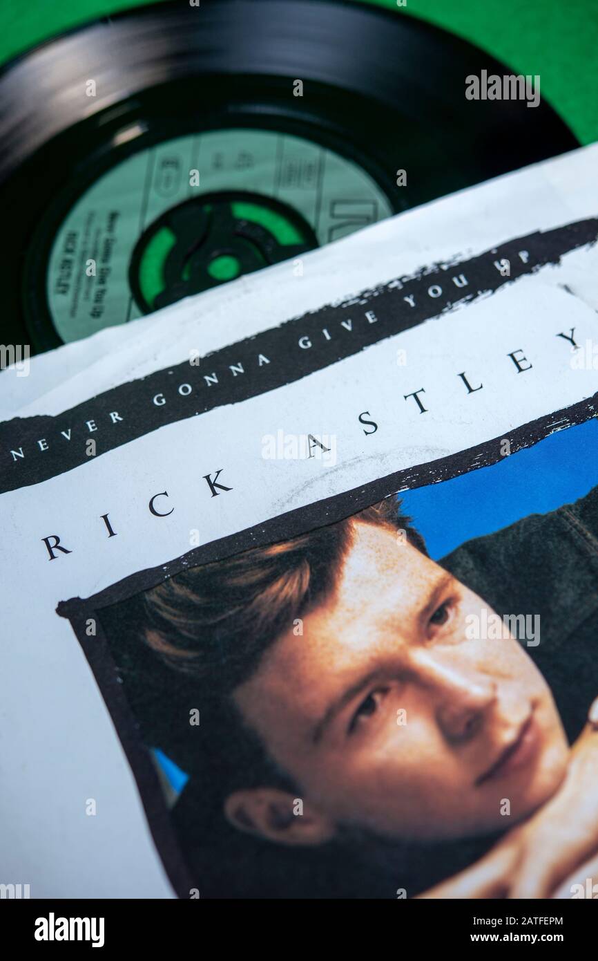 Copia in vinile da sette pollici del singolo di 1987 successo di Rick Astley, Never gonna Give You Up Foto Stock