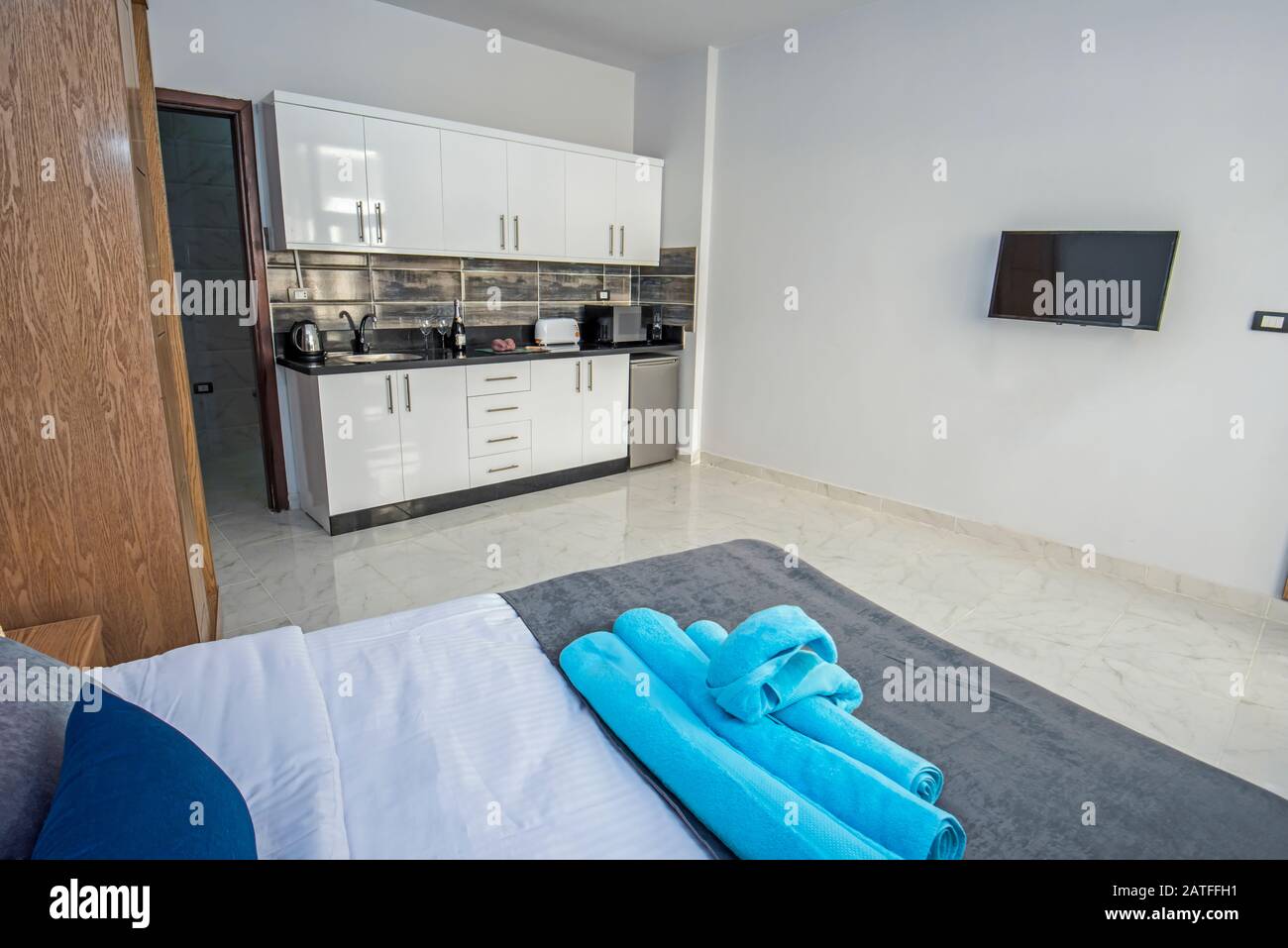 Interior design decor e arredamento di appartamento monolocale di lusso Camera da letto con letto matrimoniale e zona cucina Foto Stock