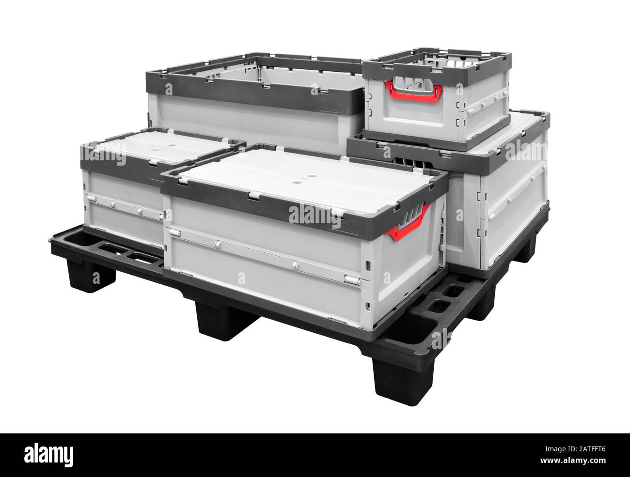 Cassette e scatole in plastica al pallet di trasporto isolate su sfondo bianco Foto Stock