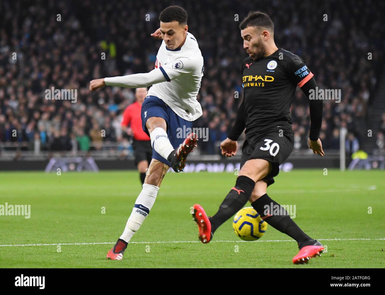 Londra, INGHILTERRA - 2 FEBBRAIO 2020: Le Alli di Tottenham e Nicolas Otamendi di City nella foto durante il gioco della Premier League 2019/20 tra il Tottenham Hotspur FC e il Manchester City FC al Tottenham Hotspur Stadium. Foto Stock