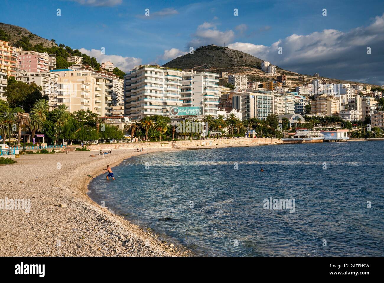 Spiaggia a Baia di Saranda, costa del Mar Ionio a Saranda (Sarande), Riviera albanese, Albania Foto Stock