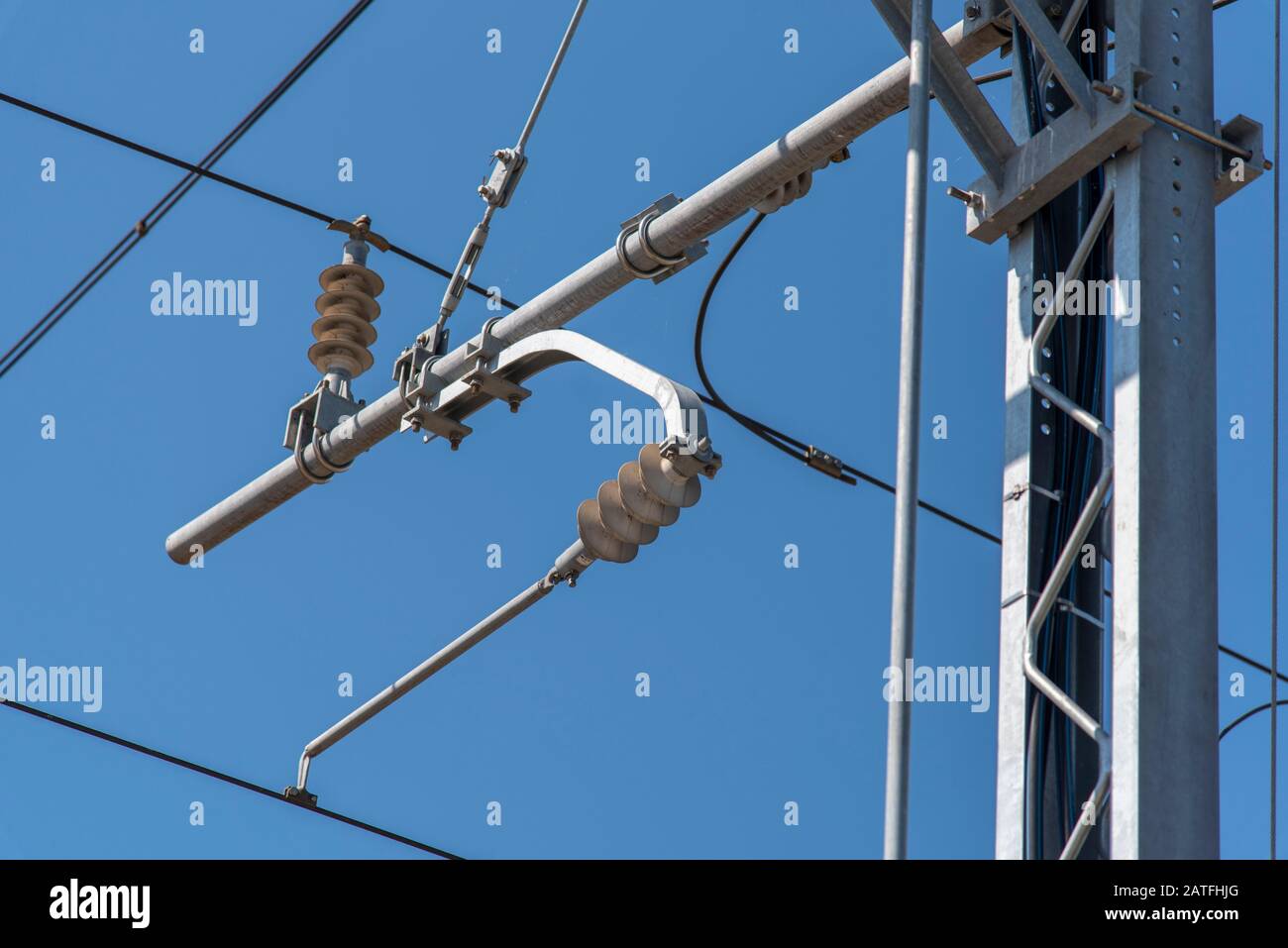 Linee Ferroviarie Elettriche Fili Ferroviari E Cielo Blu Sopra Foto Stock