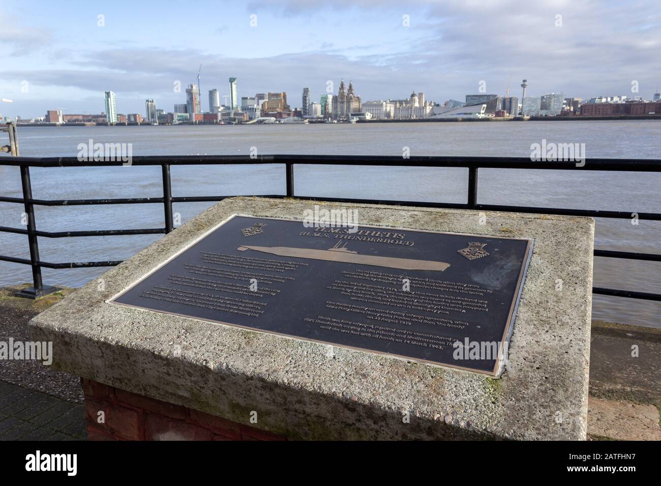 HMS Thetis Memorial Stone e lo skyline di Liverpool, Birkenhead Foto Stock