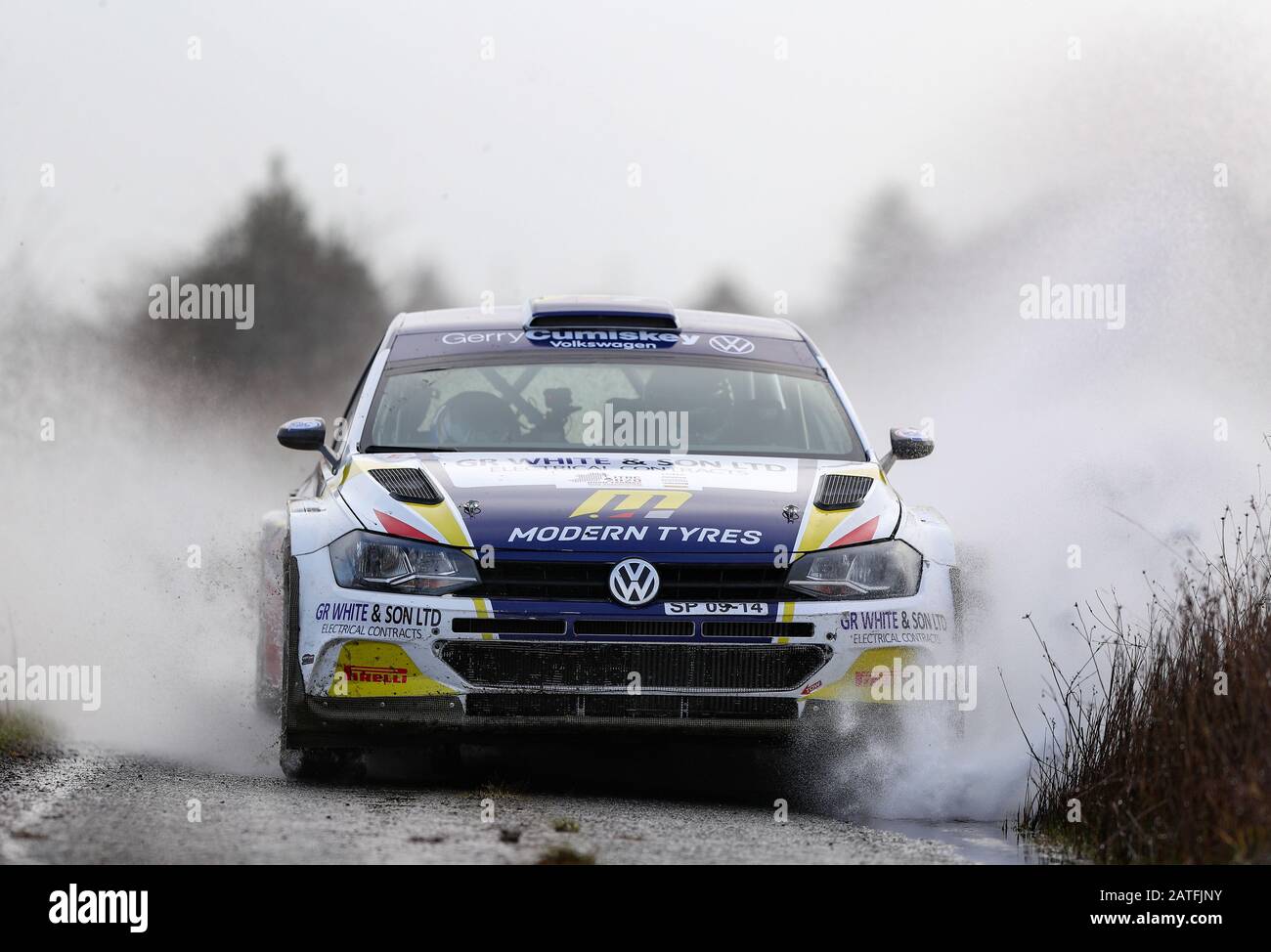 Galway, Galway, Irlanda. 2nd Feb, 2020. Irish Tarmac Rally Championship, Galway International Rally; Alastair Fisher e Gordon Noble (Volkswagen Polo GTI R5) si aggiudicano il Rally Internazionale di Galway 2020 e si sono meravigliati nelle condizioni di bagnato credito: Action Plus Sports/Alamy Live News Foto Stock