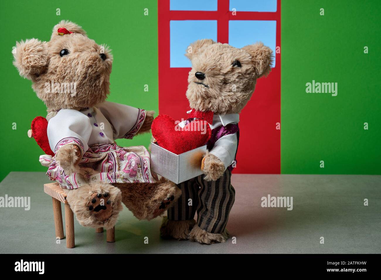 un paio di orsacchiotti che celebrano il giorno dei san valentino Foto Stock
