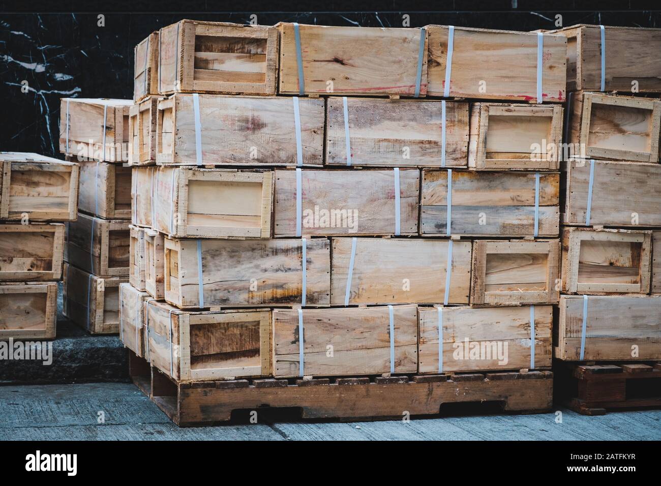 Importazione cinese, esportazione di merci in scatole di legno impilate su pallet Foto Stock