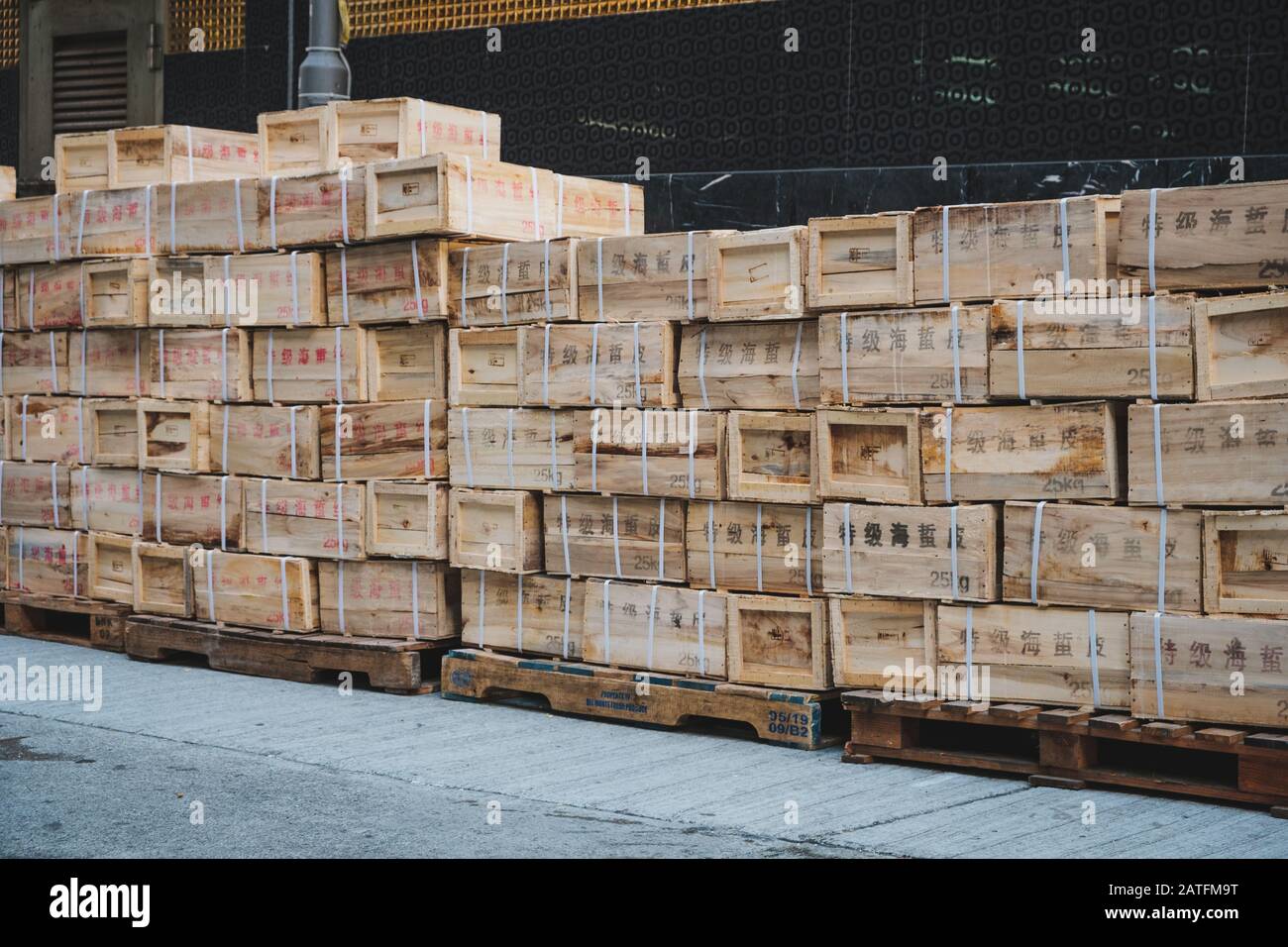 Hong Kong, Hong Kong - Novembre 2019: Importazione cinese, esportazione di merci in scatole di legno impilate su pallet Foto Stock