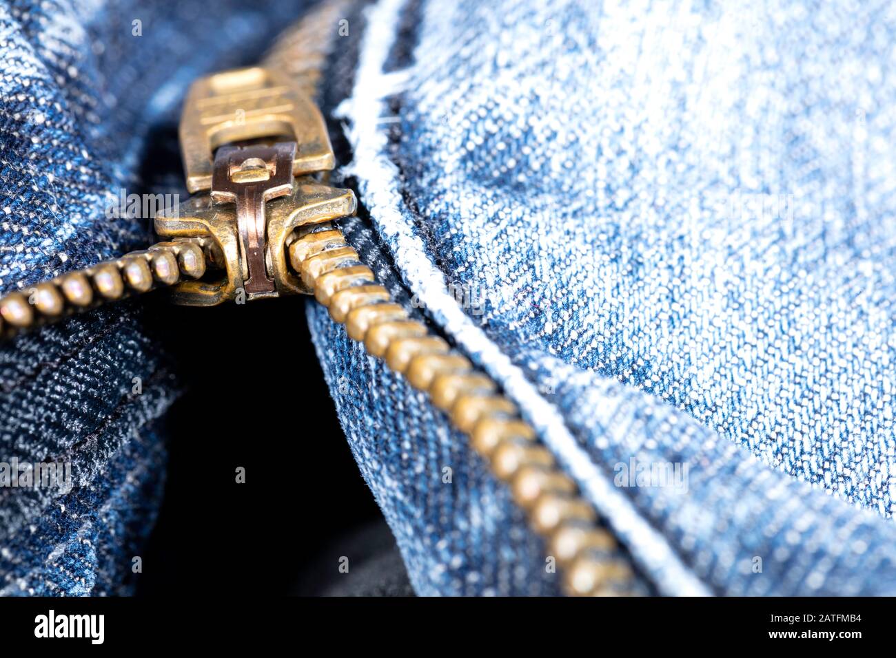 zip classica in ottone con jeans blu chiaro Foto Stock