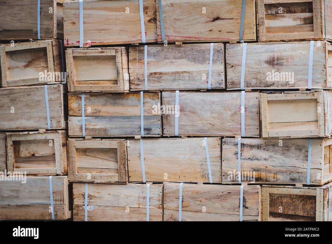scatole di legno impilate, sfondo concetto di esportazione di importazione Foto Stock