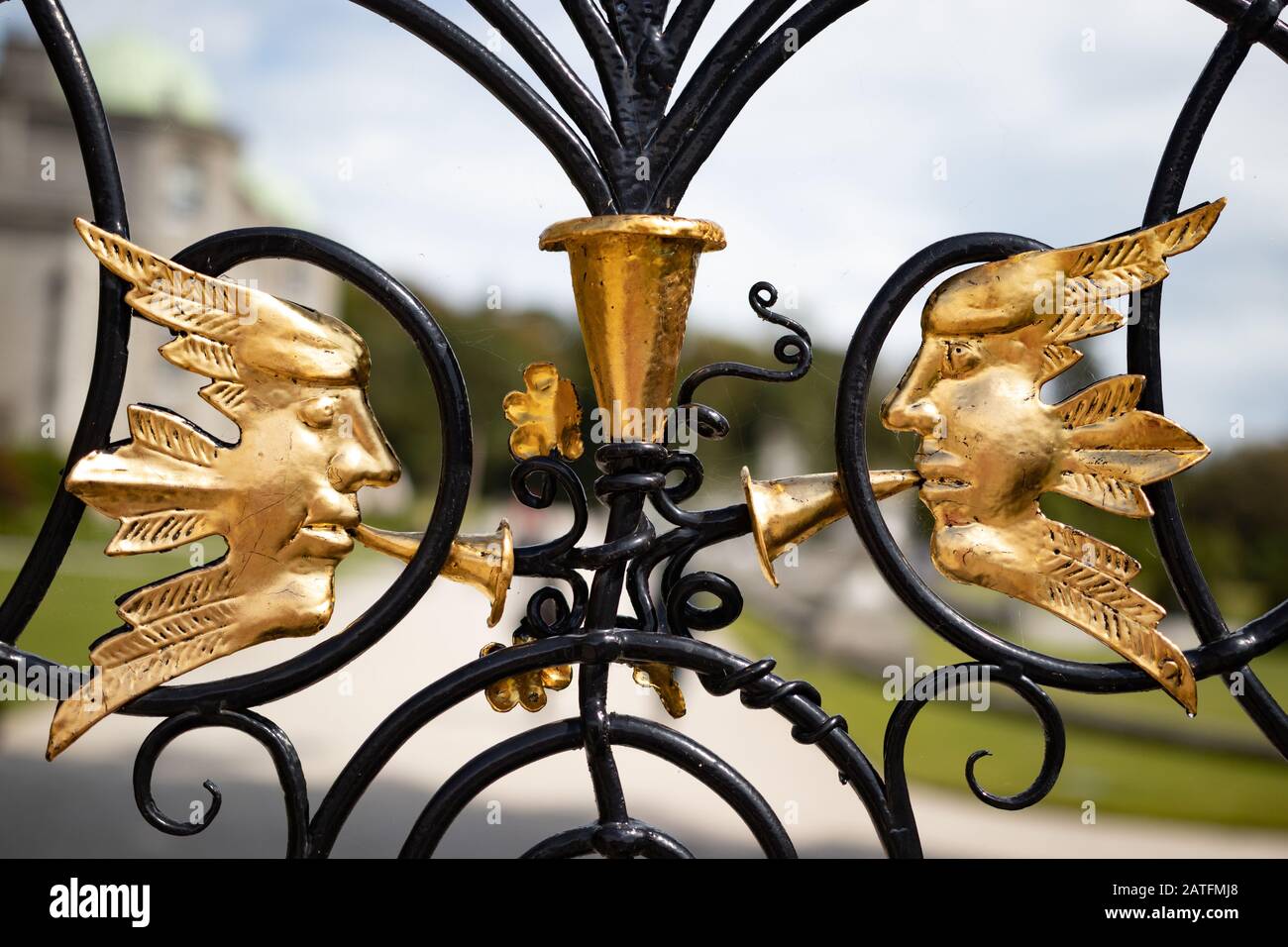 Ornamento cancello da giardino in ferro forgiato. Oro e nero Foto Stock