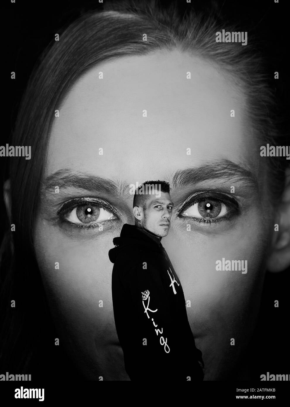 Un'immagine composita in bianco e nero di un volto femminile con l'uomo sovrapposto Foto Stock