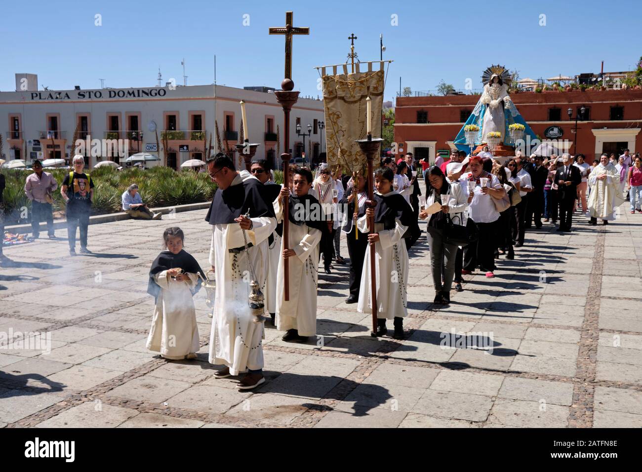 Oaxaca De Juarez, Messico. 2nd febbraio 2020. Secondo la tradizione messicana su Día de la Candelaria (Candelema) le persone vestono le immagini del Cristo Bambino in abiti speciali e li presentano ufficialmente alla chiesa per essere benedetti. In una speciale Eucaristia per l'evento alla chiesa di Santo Domingo de Guzmán, una processione con candele, il Cristo Bambino e la Vergine Maria entra nella chiesa. La giornata è celebrata dalla chiesa cattolica come festa Della Purificazione della Vergine o, in alternativa, come Presentazione di Gesù al Tempio. Credito: Meanderingemu/Alamy Live News Foto Stock