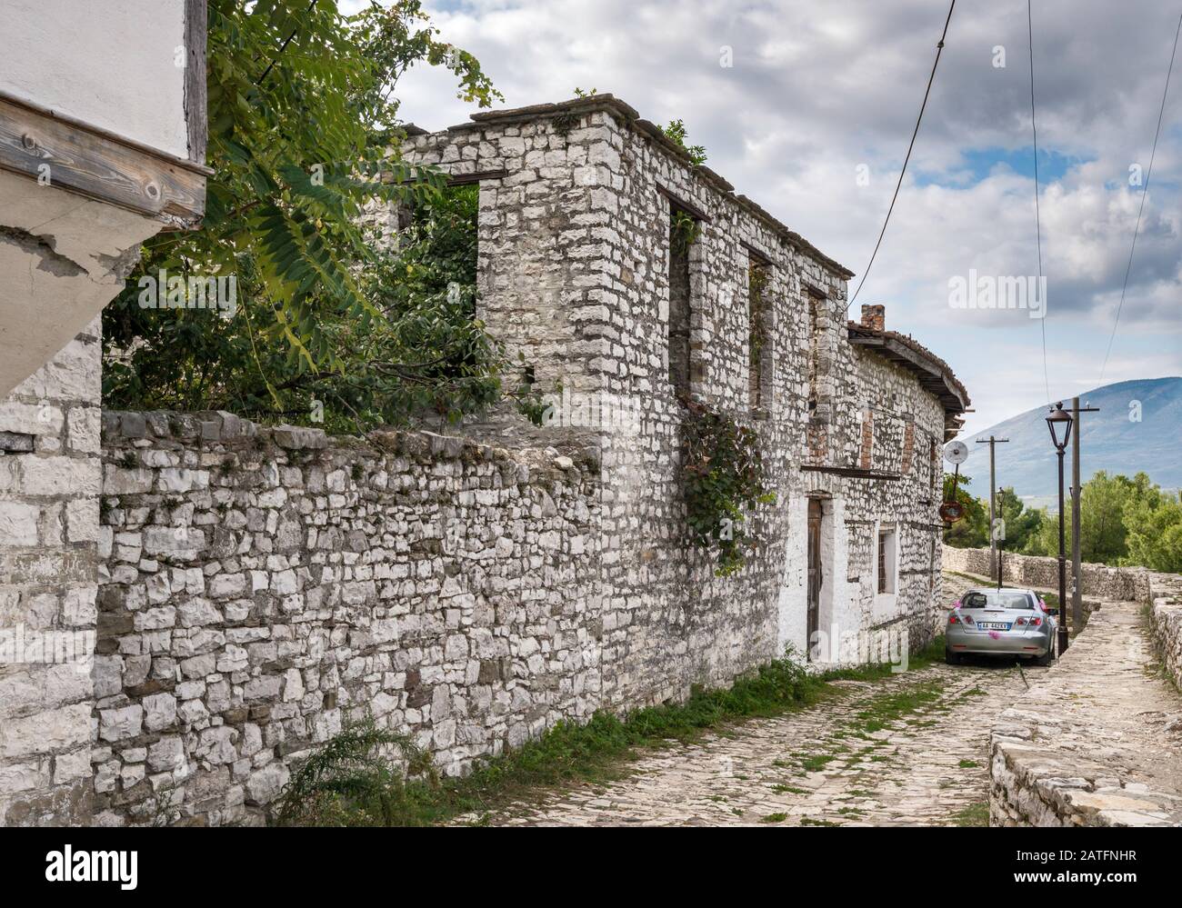 Strada di ciottoli in Kala intorno alla collina del castello di Berat, Sito Patrimonio Mondiale dell'UNESCO, Albania Foto Stock