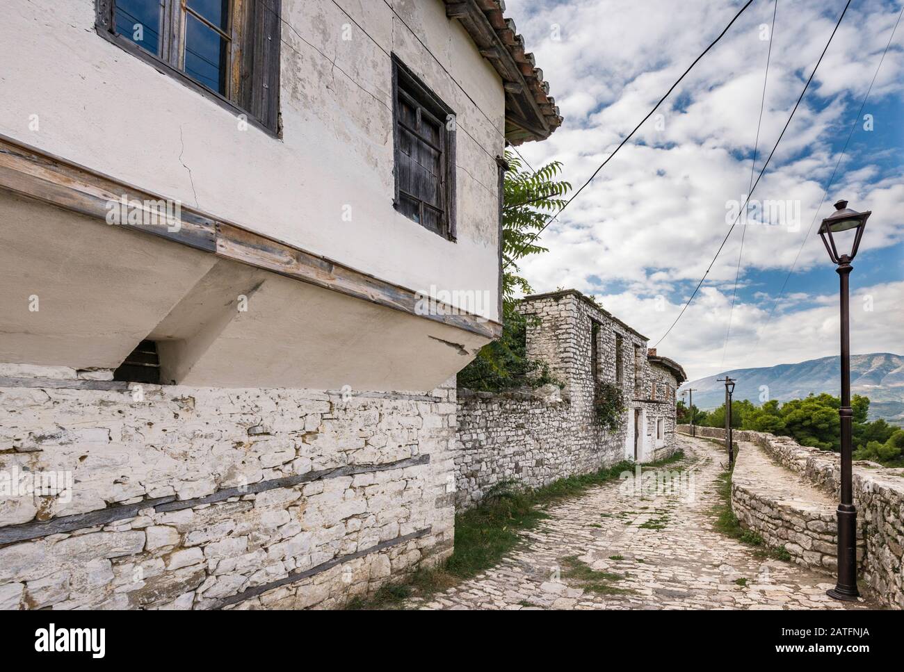 Strada di ciottoli in Kala intorno alla collina del castello di Berat, Sito Patrimonio Mondiale dell'UNESCO, Albania Foto Stock