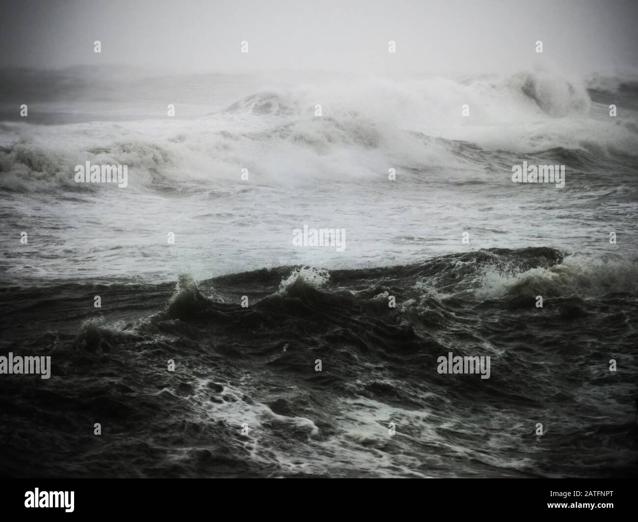 Infrangere grandi onde marine. Gloria tempesta sulla costa di Barcellona. Il potere del mare. Foto Stock