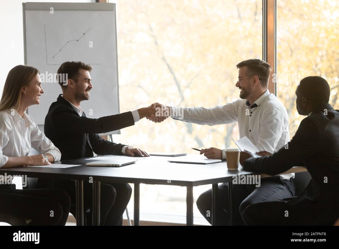 Fiducia boss handshaking azienda cliente aziendale avviare negoziati Foto Stock