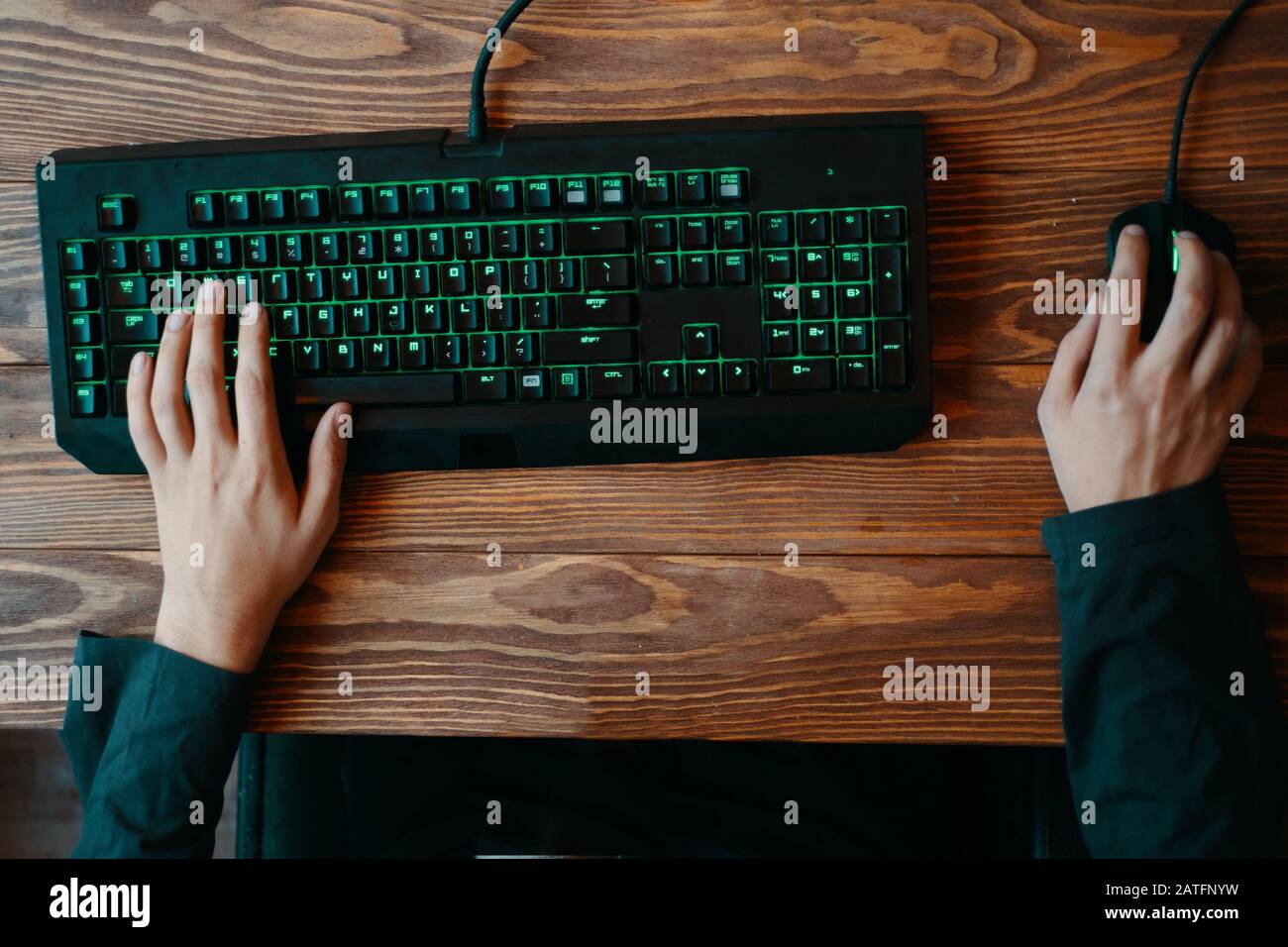 Set di computer. Tastiera da gioco con illuminazione rgb che ha la mano in posizione di gioco. Foto Stock