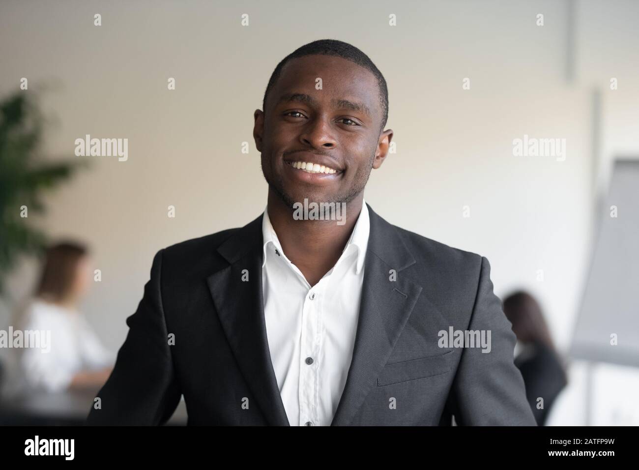 Ritratto di testa etnia africana responsabile del rappresentante del reparto vendite Foto Stock