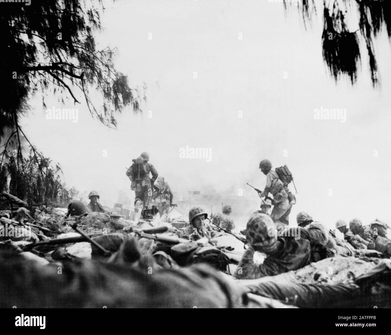 U.S. Marines scava in spiaggia a Saipan, Dipartimento della Difesa degli Stati Uniti, foto del corpo Marino degli Stati Uniti, giugno 1944 Foto Stock