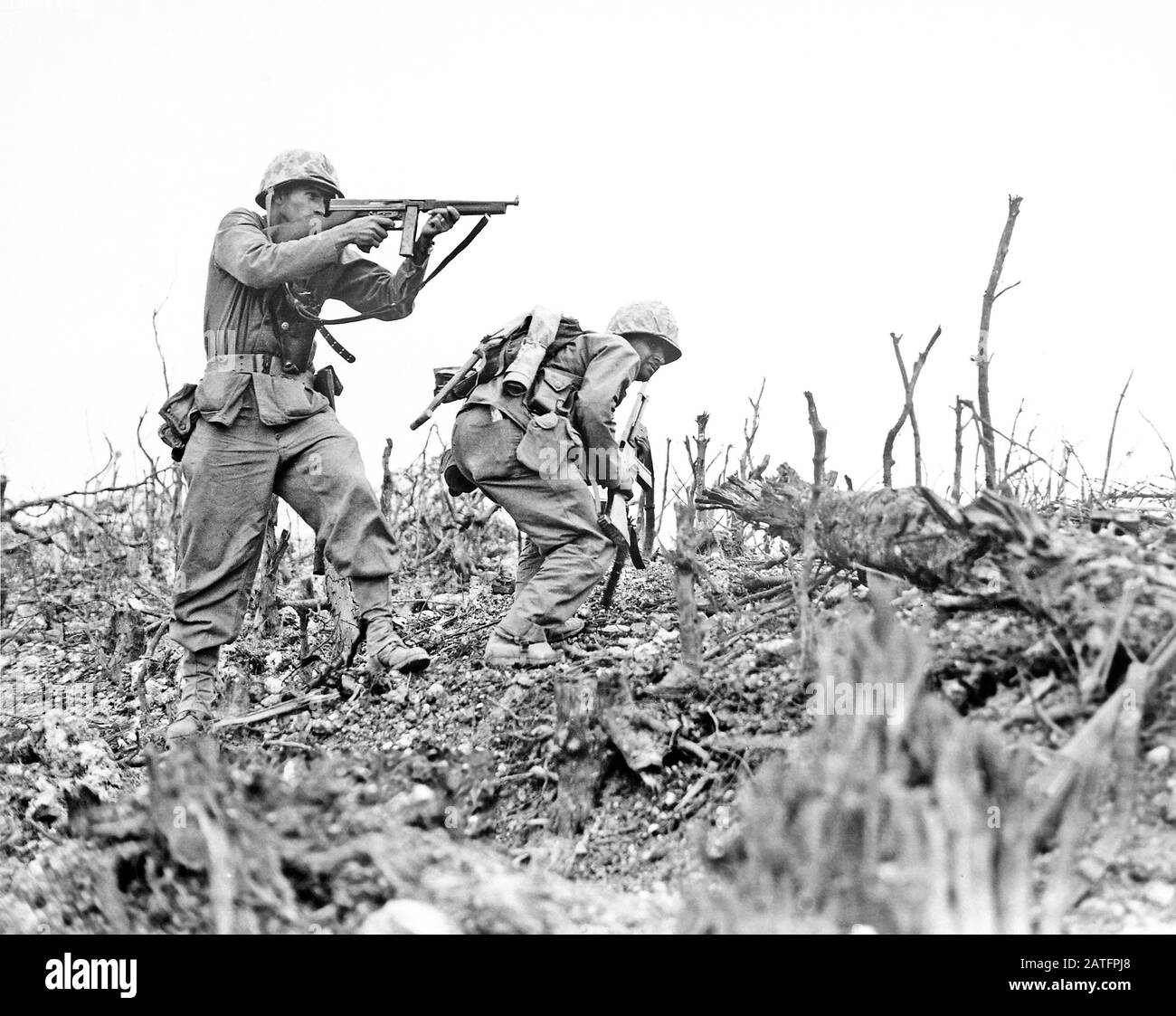 Due Marines del 2nd Battaglione, 1st Reggimento Marino, Davis Hargraves e Gabriel Chavarria, durante i combattimenti a Wana Ridge durante la battaglia di Okinawa, Dipartimento della Difesa degli Stati Uniti, foto del corpo Marino degli Stati Uniti, maggio 1945 Foto Stock