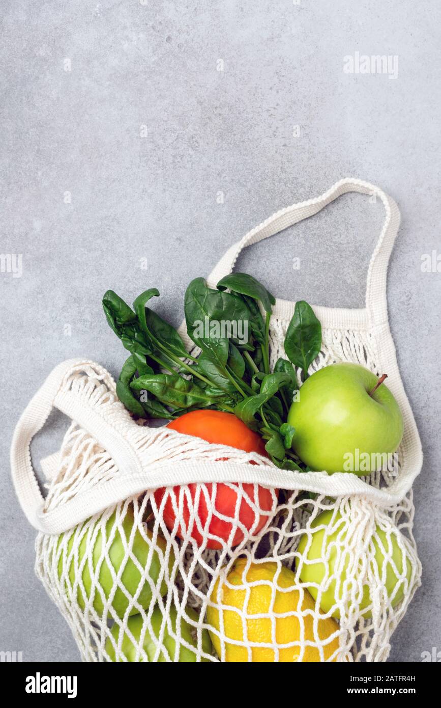 Borsa Per Lo Shopping A Rifiuti Zero Con Frutta Su Sfondo Grigio In Cemento. Copia Spazio Per Testo O Disegno Foto Stock