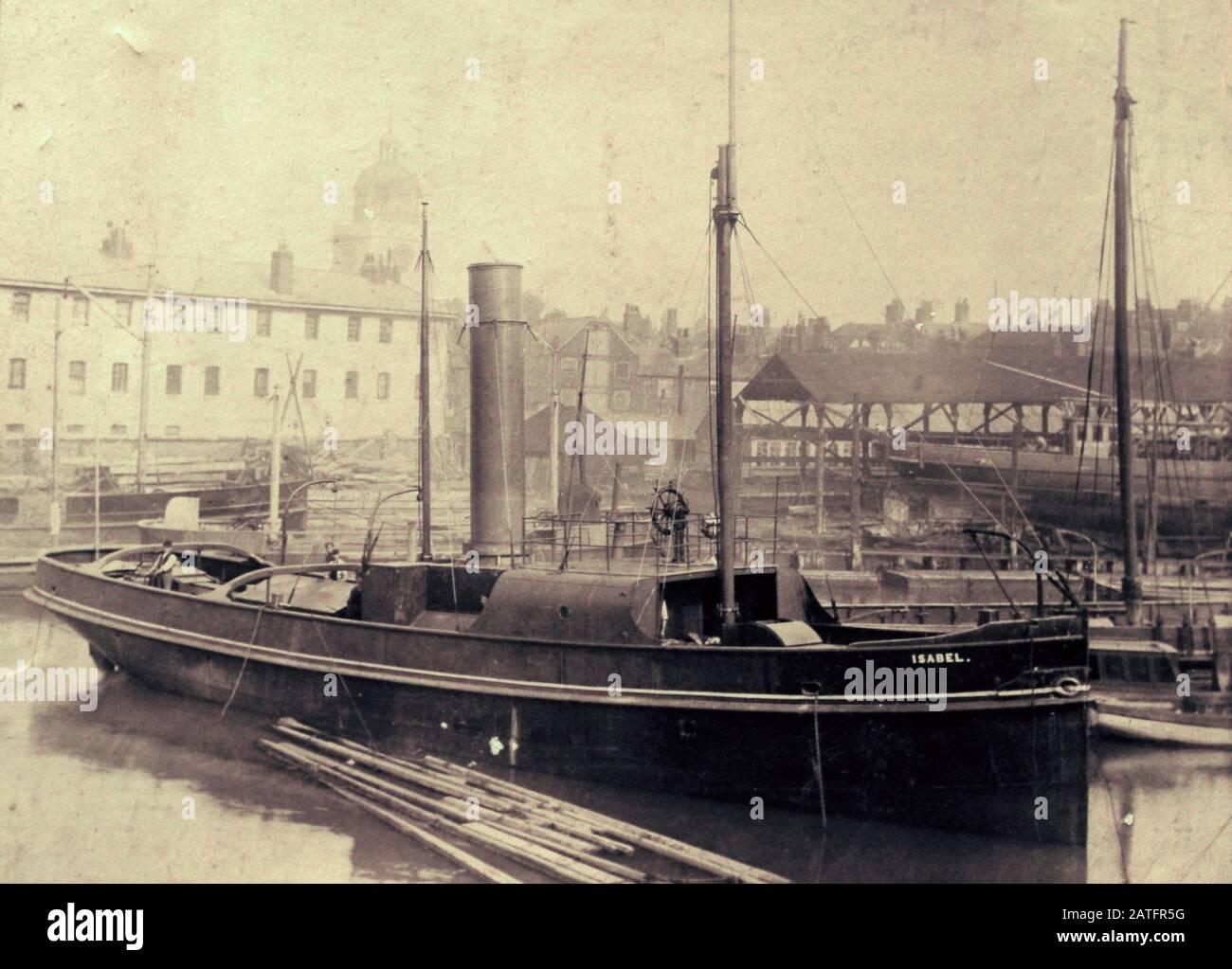 AJAXNETPHOTO. 1889. OLD PORTSMOUTH, INGHILTERRA. - PRIMO TUG DI VAPORE THORNYCROFT - JOHN I THORNYCROFT PROGETTATO E COSTRUITO VAPORE TUG ISABEL ORMEGGIATO IN CAMBER DOCK, VECCHIA PORTSMOUTH. FOTO:COLLEZIONE VT/AJXNETPHOTO REF:D161401 5990 Foto Stock