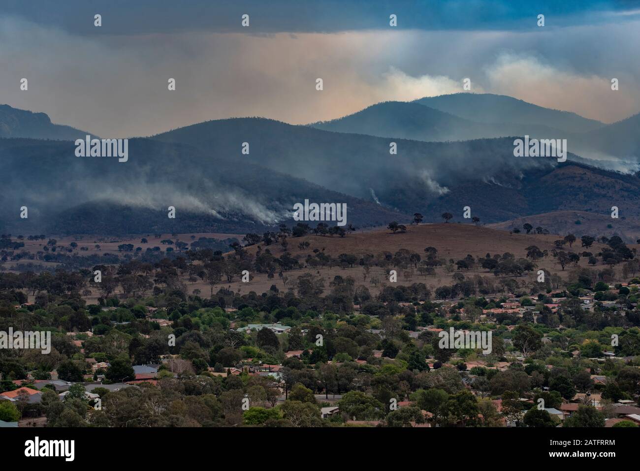 Orroral Valley Bushfire, Canberra, Australia, 02 Febbraio 2020. Immagine ripresa delle operazioni ignifughe nelle colline vicino a Banks, Canberra, Australia. Il fuoco minaccia la periferia meridionale di Canberra, ACT e la caduta ritardante è quello di cercare di controllare il blaze di raggiungere le aree popolate. Credit: FoxTree gfx/Alamy Live News Foto Stock