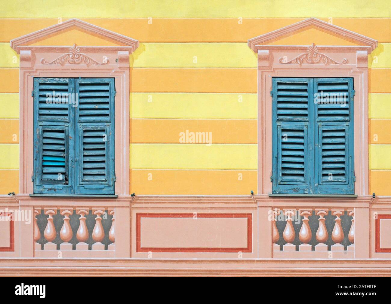 Tipica trompe-l'oeil o illusioni dolorose su edifici di rilevanza storica in Liguria, Italia Foto Stock