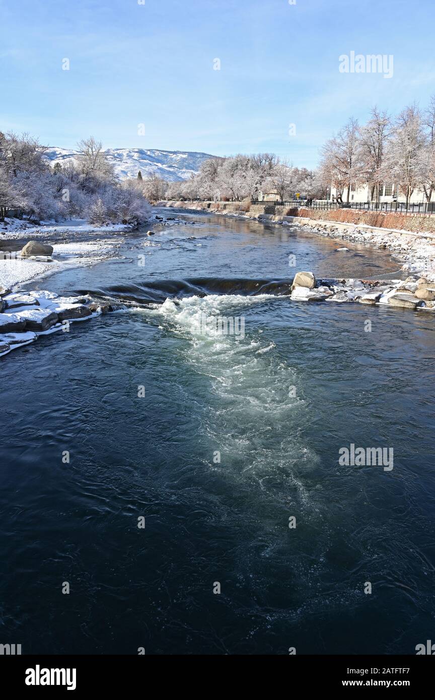 Reno, Nevada - 17 gennaio 2020: Fiume Truckee e Wingfield Park nelle prime ore del mattino dopo la tempesta di neve. Foto Stock