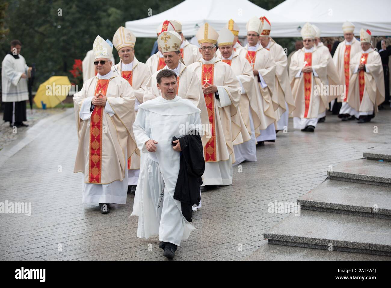 Polonia, Czestochowa, 26 agosto 2017: Sacerdoti paolini durante la celebrazione del 300th anniversario dell'incoronazione Meravigliosa immagine della Madonna Foto Stock