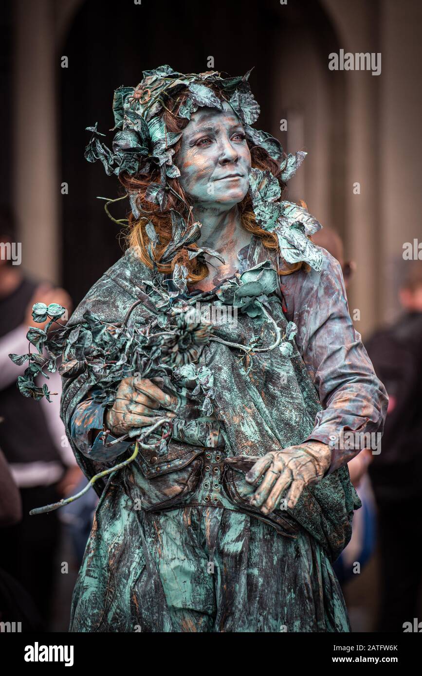 Edimburgo, Scozia, Regno Unito. 4° agosto 2019. Gli artisti di strada e attori di intrattenere il pubblico e pubblicizzare la loro mostra in Edinburgh Royal Mile a Foto Stock