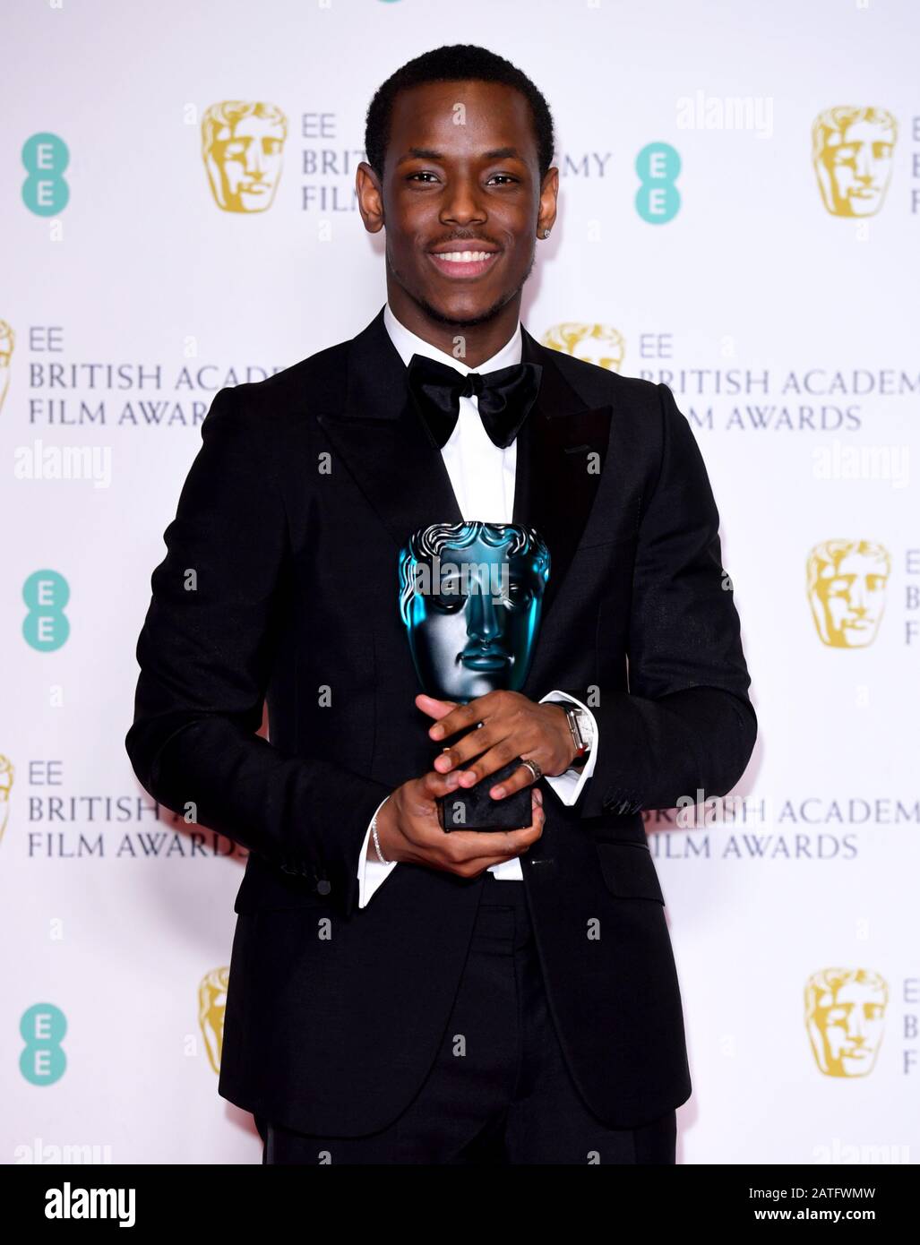 Micheal Ward con il suo EE Rising Star Award nella sala stampa del 73rd British Academy Film Awards tenutosi presso la Royal Albert Hall di Londra. Foto Stock