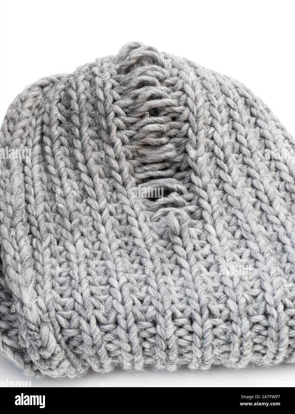 Tessitura a maglia grigio chiaro con difetto di fabbricazione isolato su bianco Foto Stock