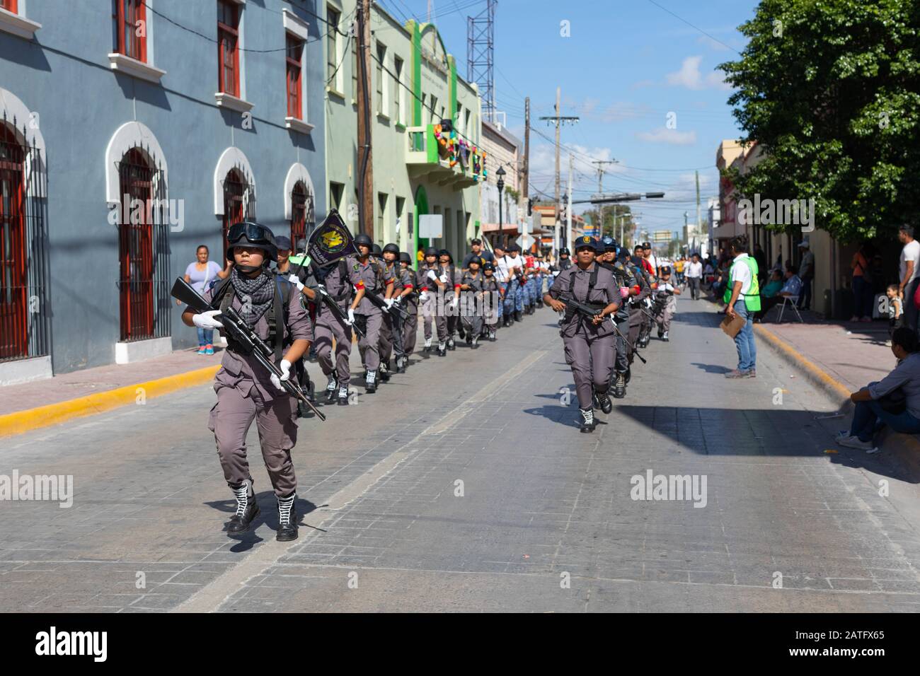 Matamoros, Tamaulipas, Messico - 20 novembre 2019: La Festa della Rivoluzione messicana, i membri del Pentathlon in stile militare marcia giù S Foto Stock