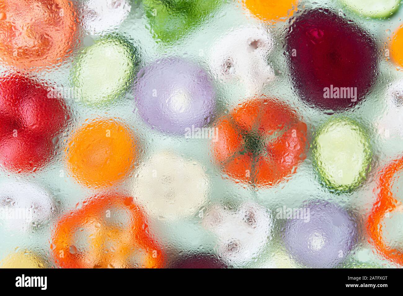 Modello piatto di verdure a fette diverse e lattuga su fondo verde. Fuori fuoco, gocce d'acqua texture Foto Stock
