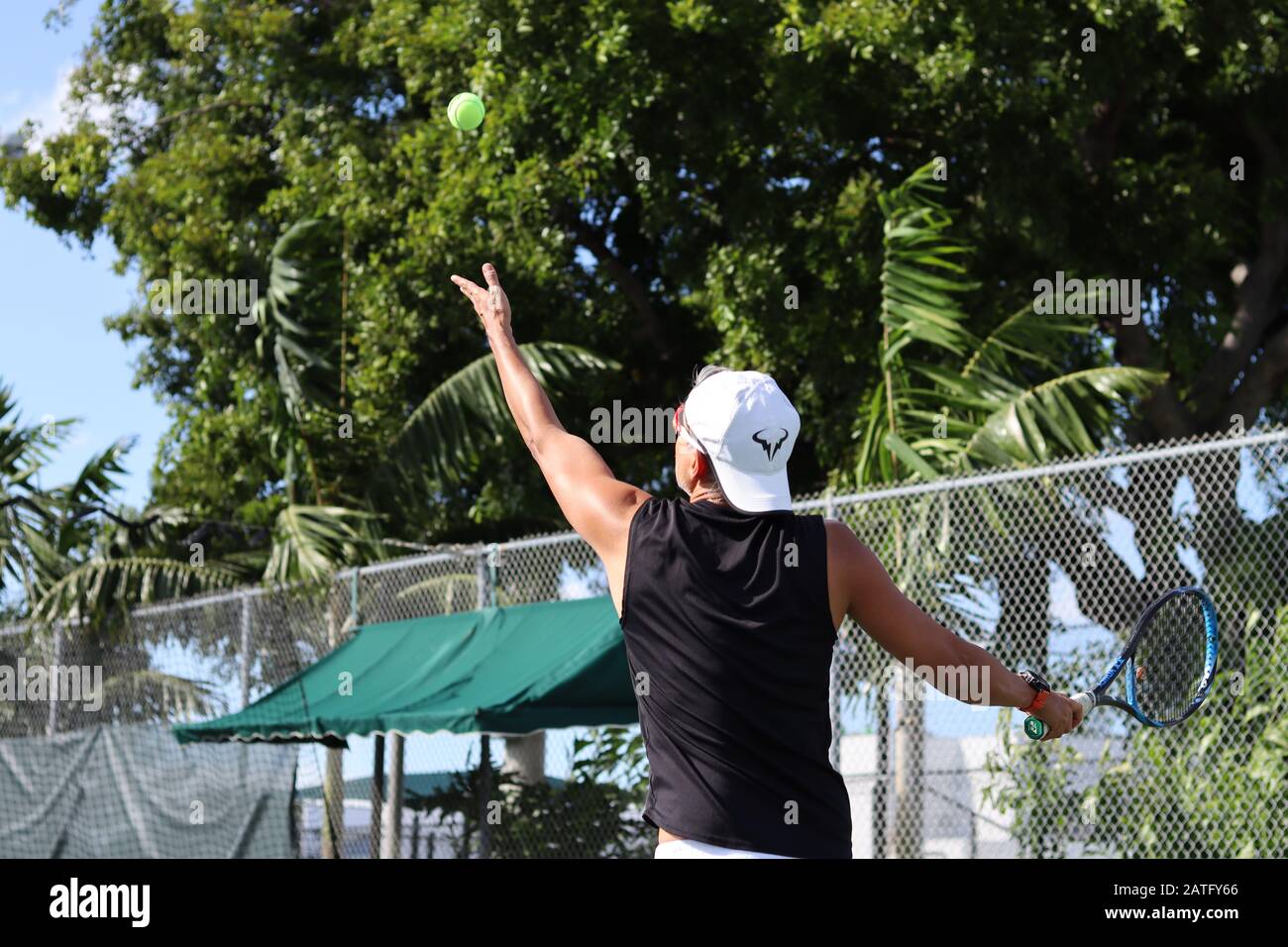 Il Ragazzo Portoricano Che Serve Una Palla Da Tennis Foto Stock