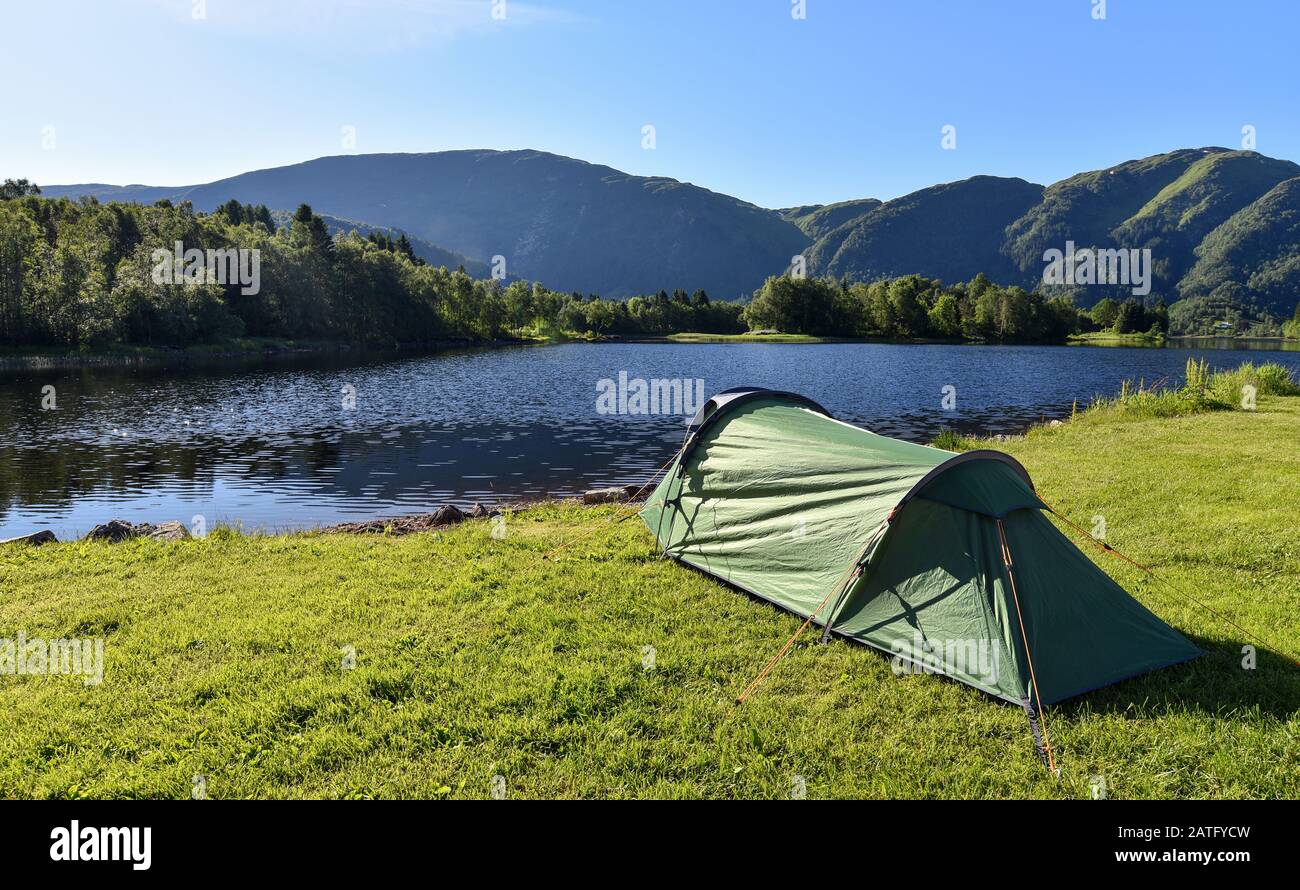 Tenda campeggio all'alba istituito dal Lago Haukeland (Haukelandsvatnet) a Bergen, Norvegia. Foto Stock