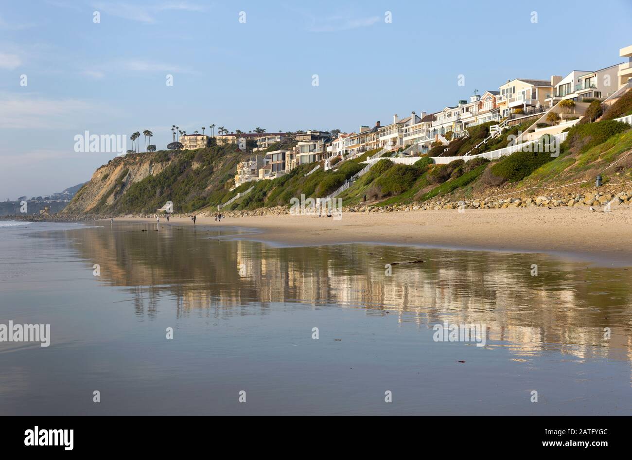 Spiaggia di Strands sull'Oceano Pacifico con case di lusso e una spiaggia pubblica a Dana Point, California Foto Stock