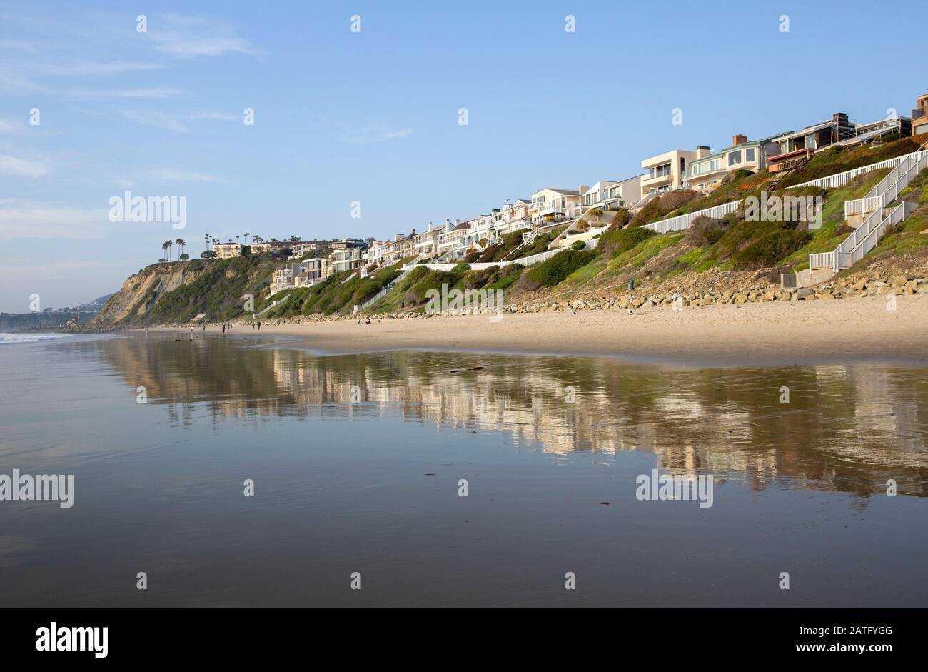 Spiaggia di Strands sull'Oceano Pacifico con case di lusso e una spiaggia pubblica a Dana Point, California Foto Stock