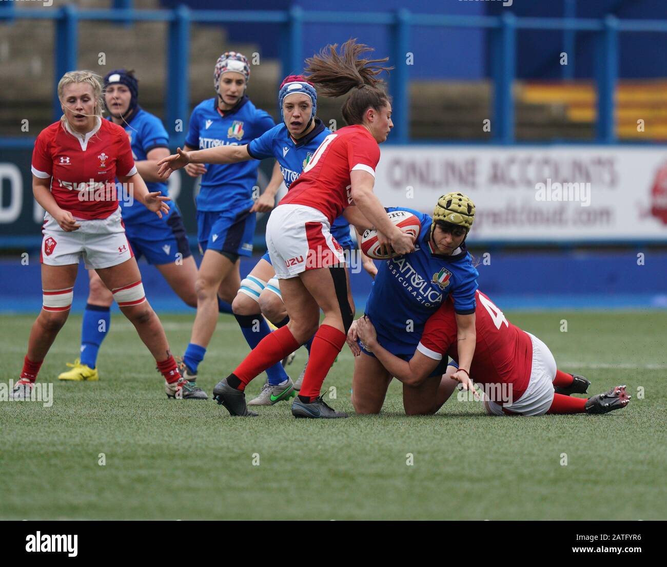 Robyn Wilkins (Galles) e Beatrice Rigoni (Italia) sono stati visti in azione durante Il torneo femminile Six Nations Rugby tra galles e Italia al Cardiff Arms Park di Cardiff.(Final Score; Italia 19:15 Galles) Foto Stock