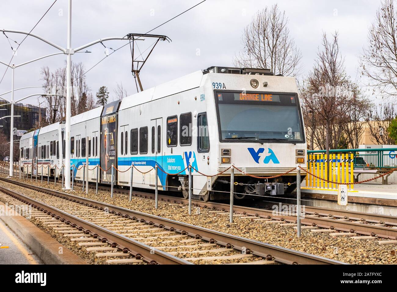 27 gennaio 2020 Sunnyvale / CA / USA - treno VTA sulla linea Orange appena lanciata che collega Mountain View a San Jose; la linea VTA Light Rail è un sistema servi Foto Stock