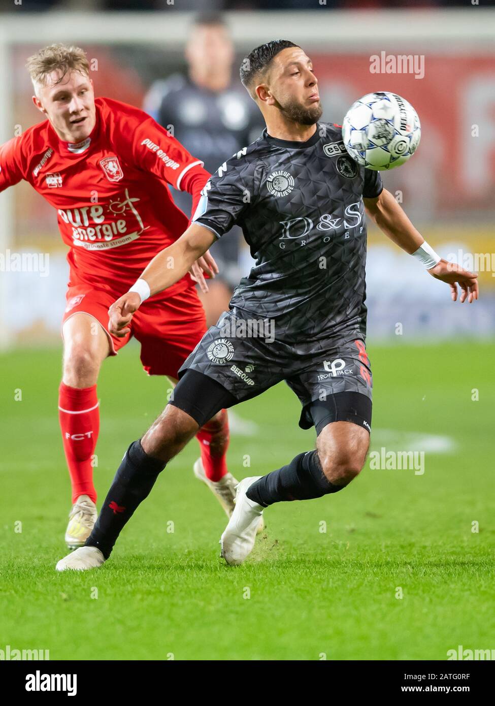 1 febbraio 2020 Enschede, il calcio olandese FC Twente contro Sparta L-R Jesse Bosch del FC Twente, Mohamed Rayhi di Sparta Rotterdam Foto Stock