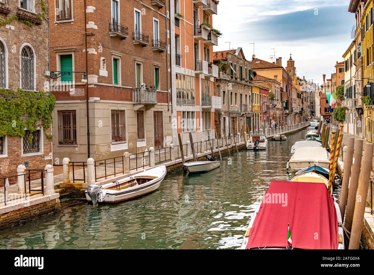 Fondamenta Fornace una via laterale sul canale nel quartiere di Dorsoduro a Venezia Foto Stock