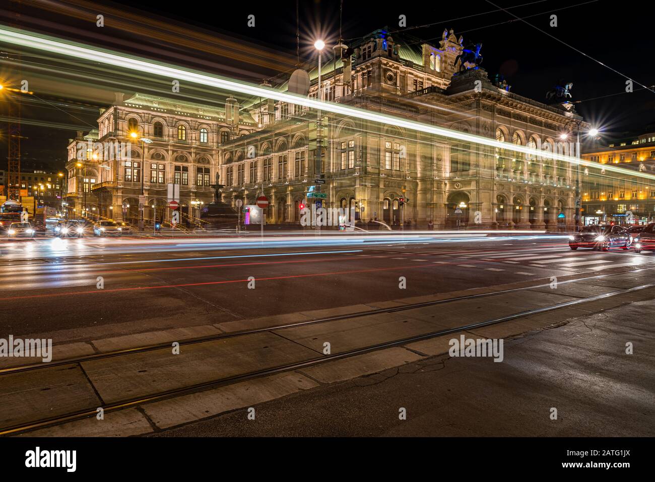 Lunga esposizione con sentieri leggeri fuori dal Teatro dell'Opera di Vienna, Vienna, Austria Foto Stock