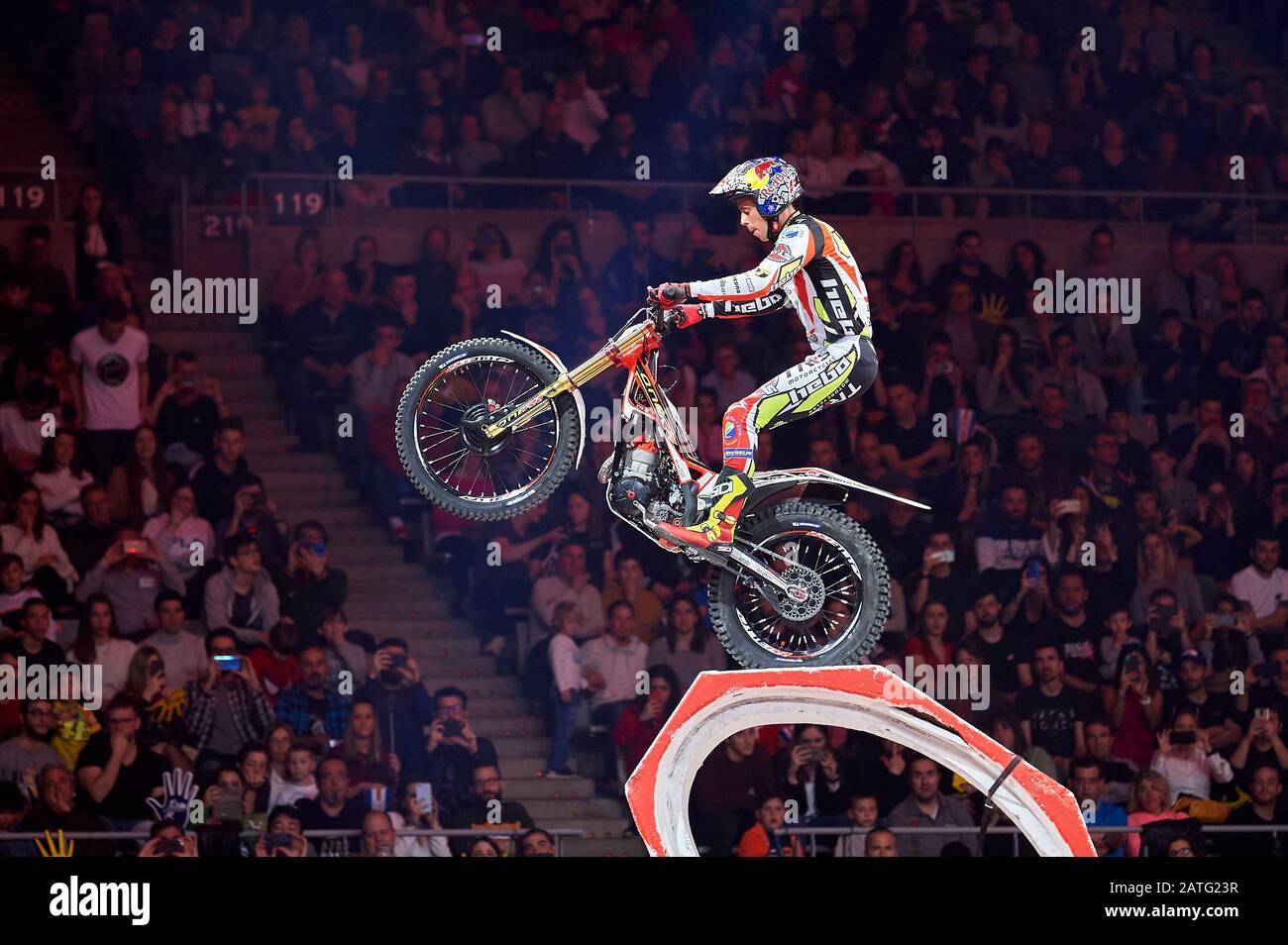 Barcellona, Spagna. 02nd Feb, 2020. ; Palau Sant Jordi, Barcellona, Catalogna, Spagna; X Trial Mountain Bike Championships; Adam Raga (Spagna) del team TRRS in azione durante la prova X indoor Barcelona Credit: Action Plus Sports Images/Alamy Live News Foto Stock